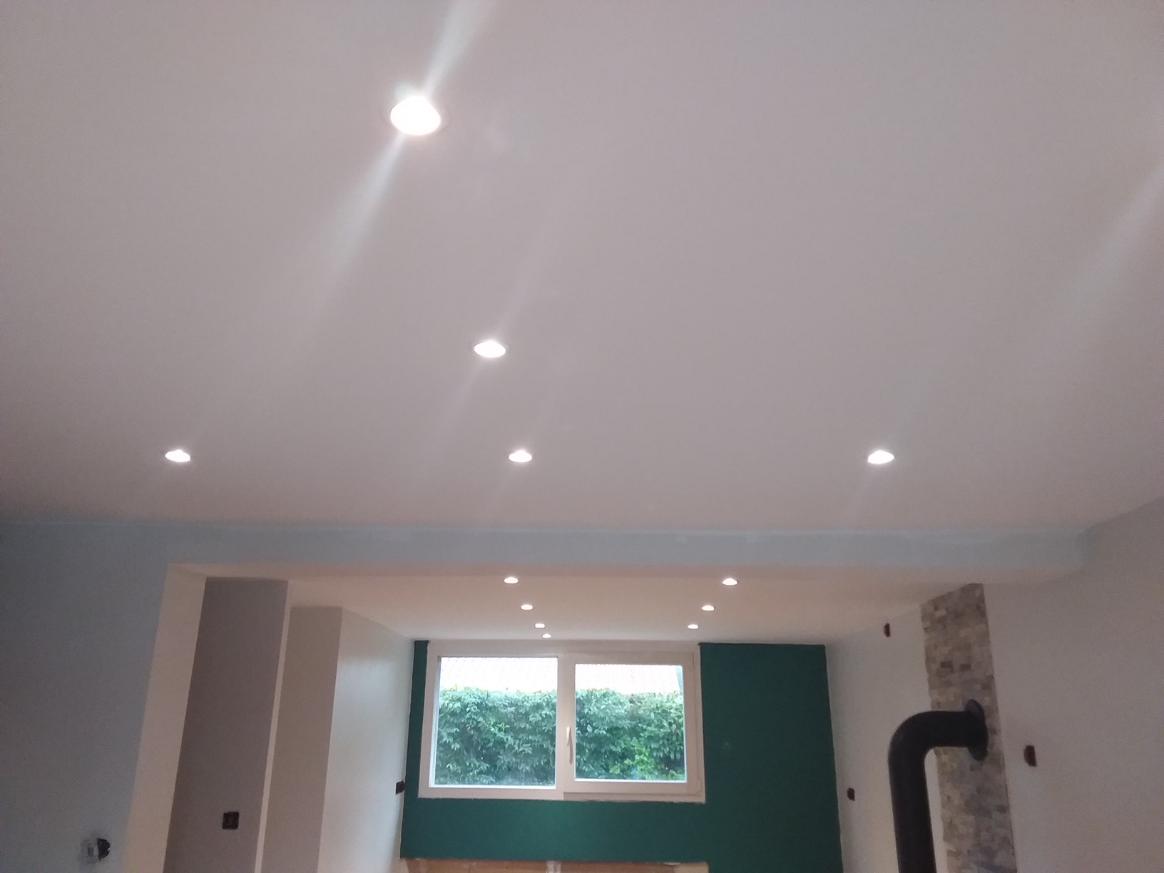 Faux plafond avec spots intégrés après travaux de plâtrerie