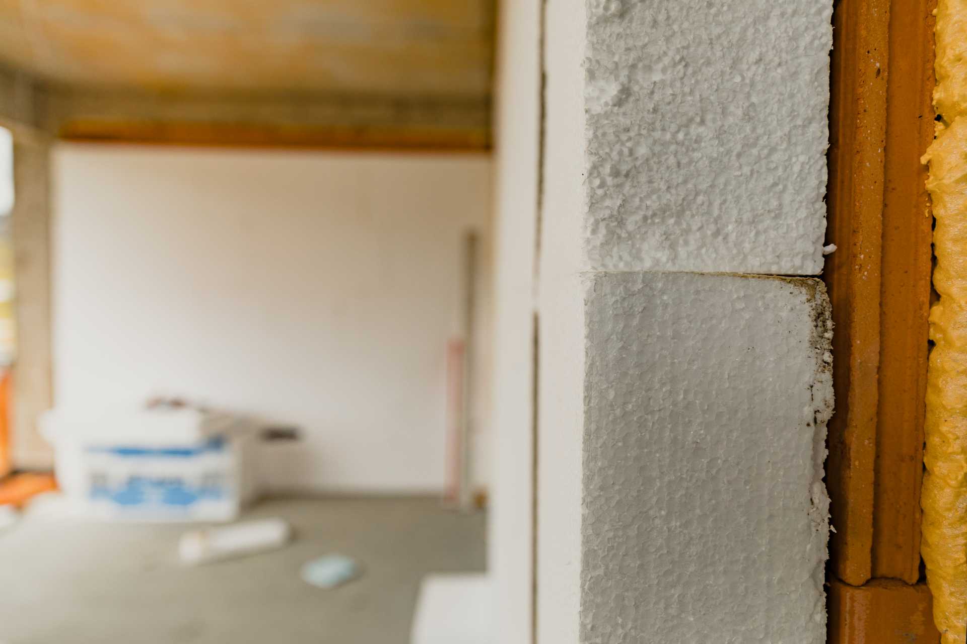 Isolation et doublage des murs en cours de chantier
